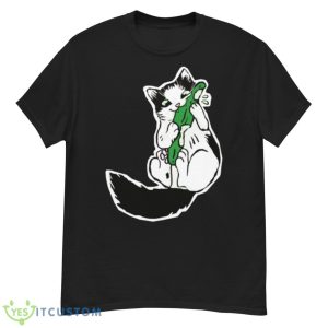 Mauri Eating A Cucumber Shirt - G500 Men’s Classic T-Shirt